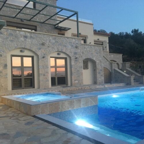 Πετρόχτιση βίλα στη Μάνη με πισίνα