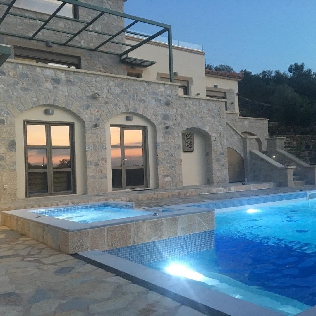 Πετρόχτιση βίλα στη Μάνη με πισίνα