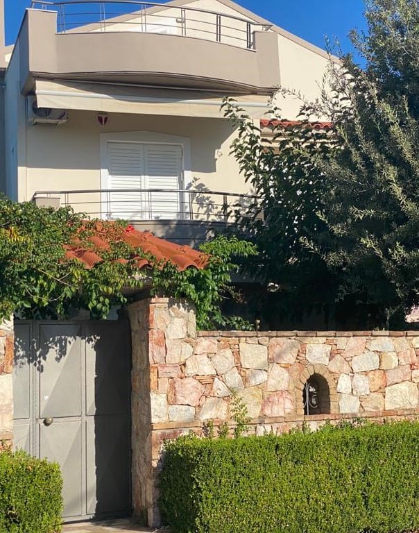 Εξωτερική όψη μοντέρνας κατοικίας στην Ερέτρια
